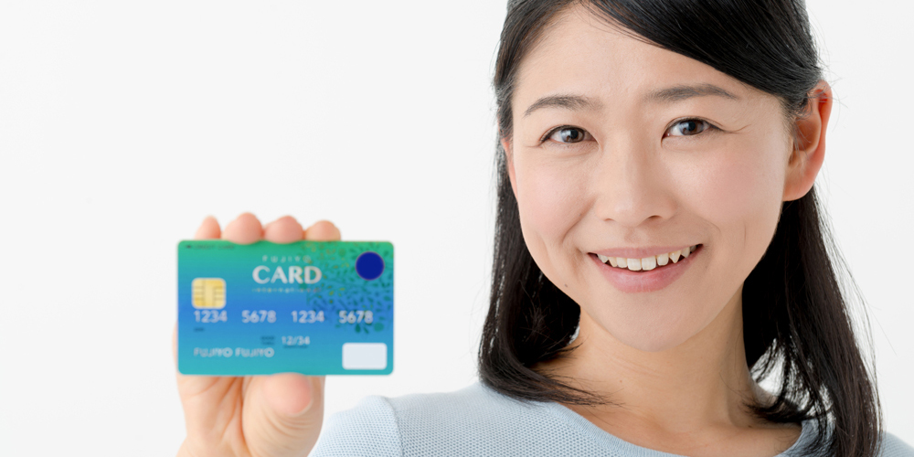 クレジットカードを見せつける女性