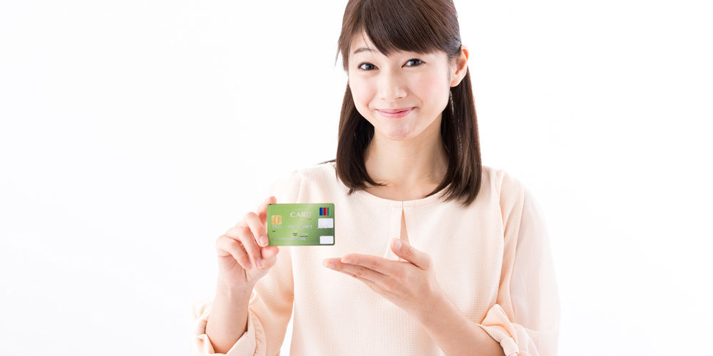 おすすめの人気クレジットカードを持つ女性