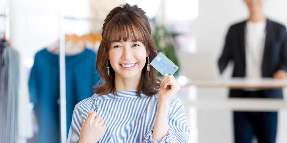 クレジットカードをお店で使う女性