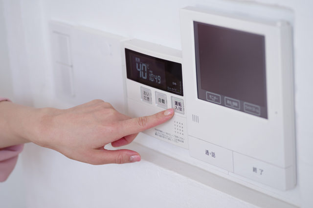 給湯器のリモコン交換は自分でできる 費用はどれぐらいかかるのか なども解説 給湯器交換見積もり広場 給湯器のリモコン交換は自分でできる 費用はどれぐらいかかるのか なども解説 給湯器交換見積もり広場