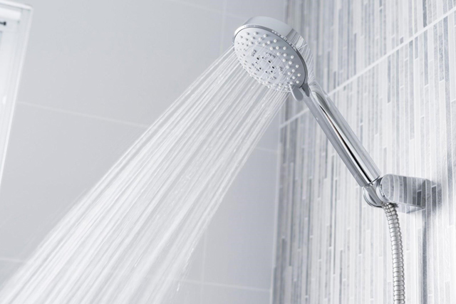 シャワーのお湯が水になった場合の対処方法と給湯器側の原因などを解説