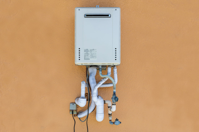 給湯器の屋外配管の保温材や断熱材はDIYで対応できる？取り付け方や費用目安も解説